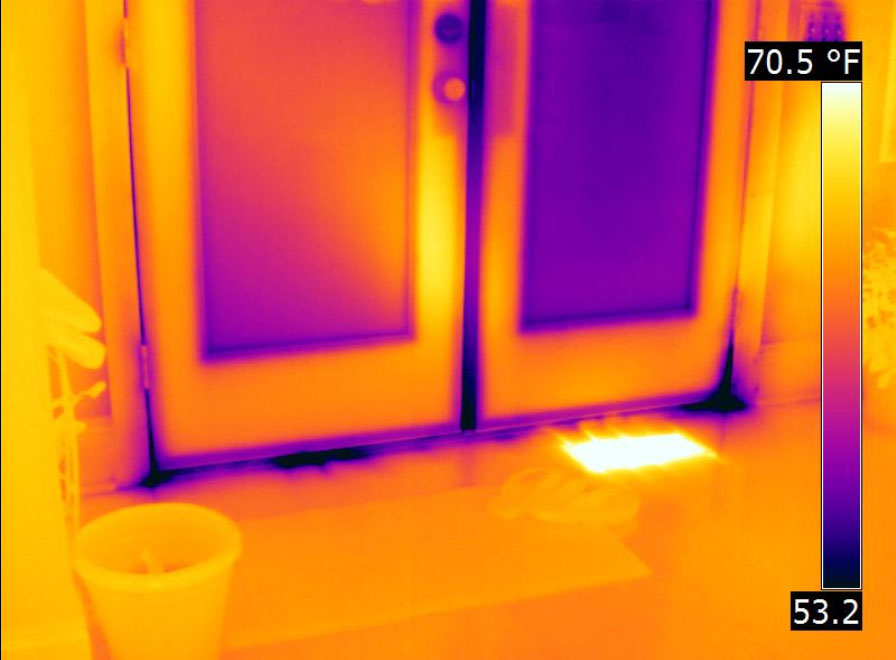 Image thermique de la chaleur qui s’échappe à travers la porte
